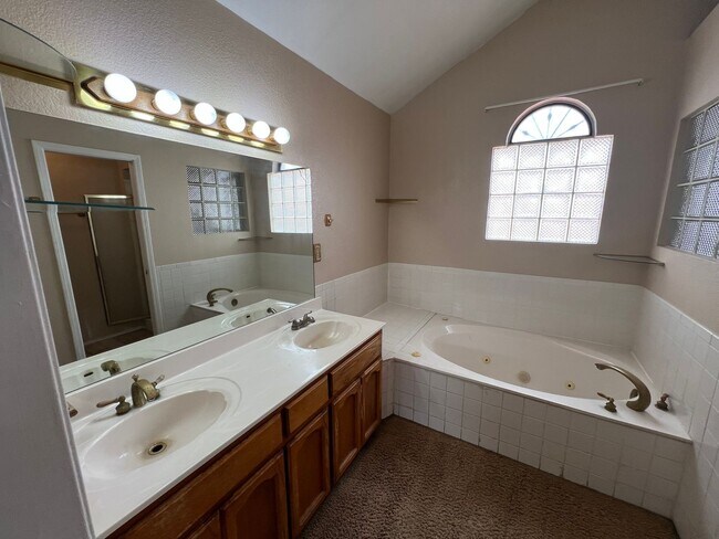 Building Photo - Incredible 4 bedroom, 2 1/2 bath home in East El Paso!!