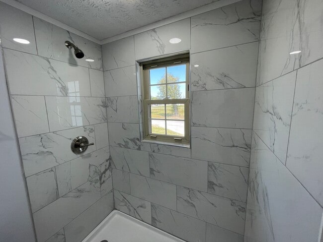 Building Photo - 112 Parker Village Cir