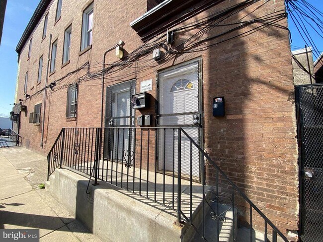 Building Photo - 2930 Frankford Ave