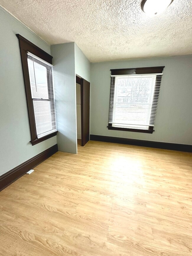 Building Photo - 408 S Gardiner Ave