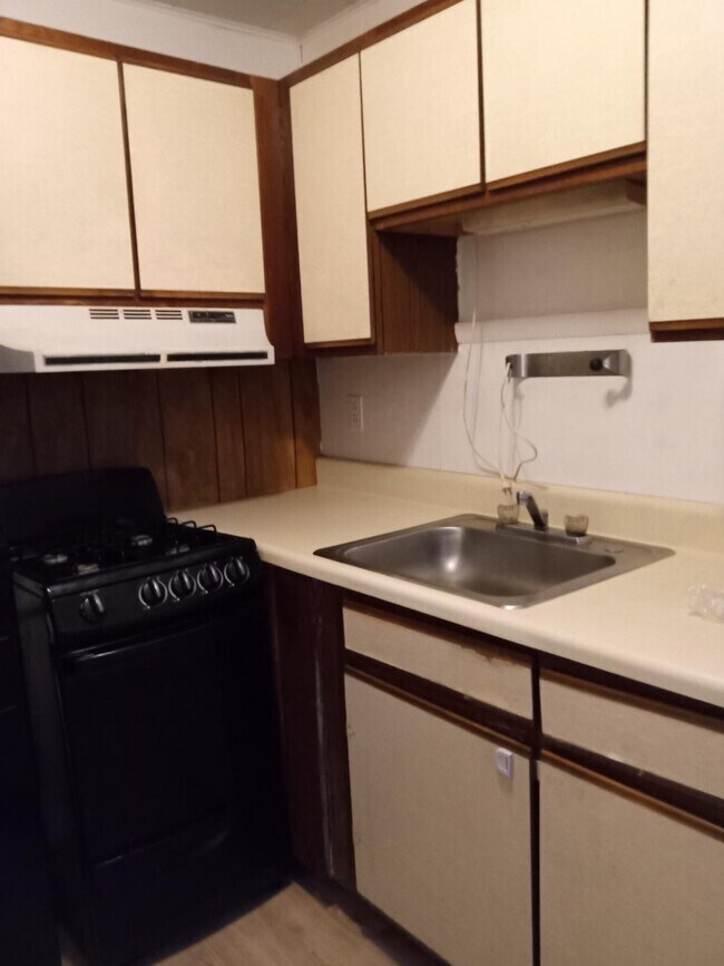 Building Photo - 404 Birr St