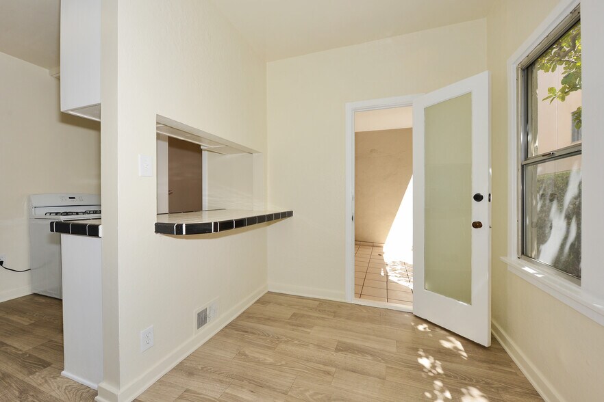 Building Photo - 331 S Reeves Dr