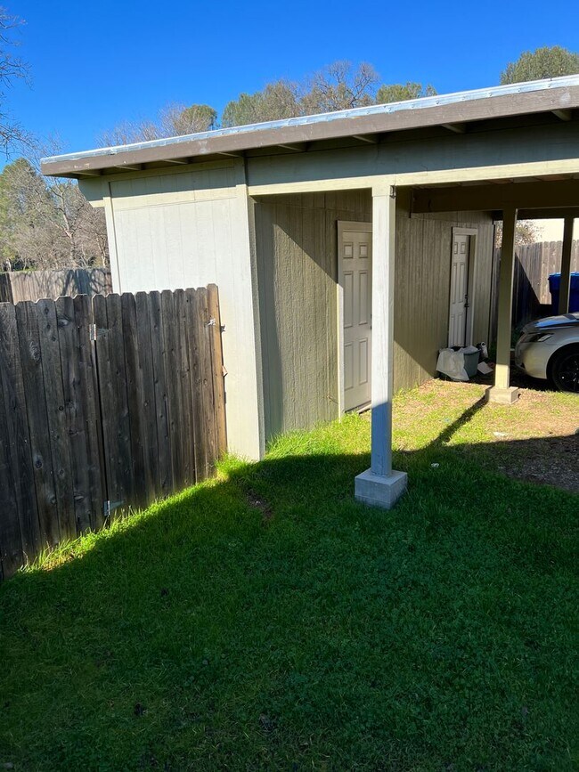 Building Photo - 2 bedroom, 1 bathroom home located in the ...
