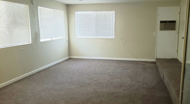 Building Photo - 3 Bed 1 Bath Home