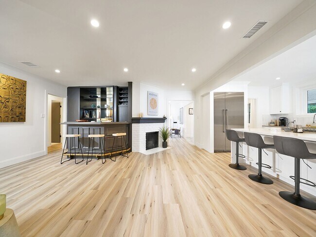 Building Photo - Luxe 5+4.5 w/detached studio, downstairs e...