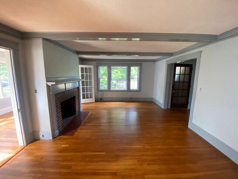 Primary Photo - 144 Russell St