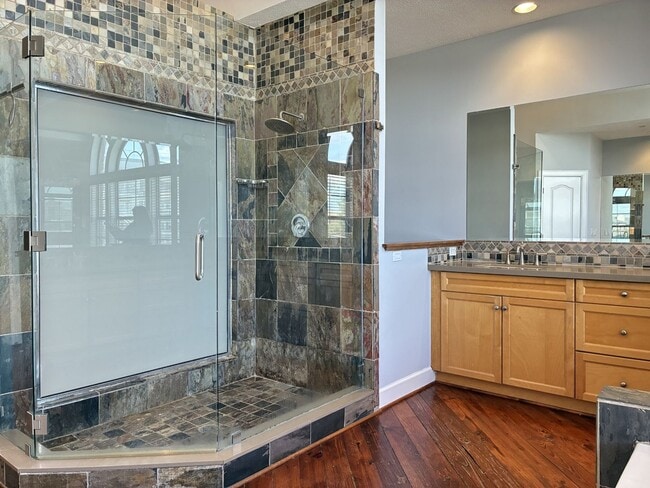 Building Photo - 1000 Columbus St