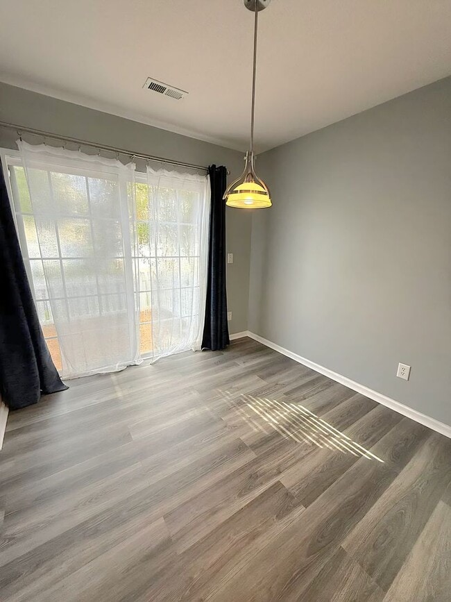 Building Photo - Beautiful End-Unit Townhouse in New Town –...