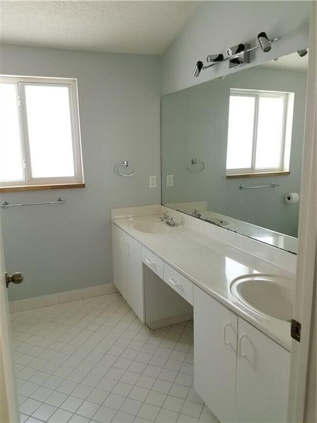 Building Photo - 1159 SE 6th Ct