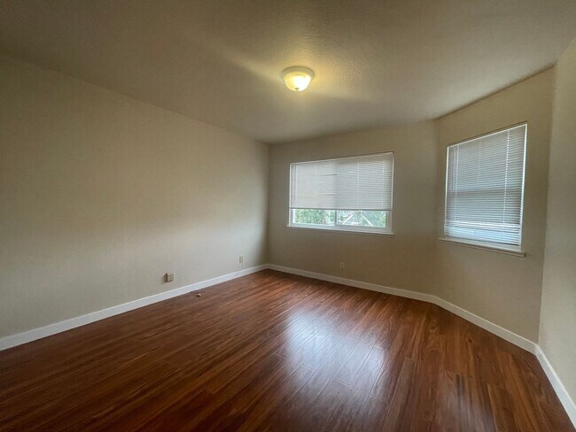 Building Photo - Newly Upgraded Spacious 3br with Decks, Laundry, Parking