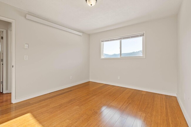 Building Photo - $300 off 1st month's rent! Comfortable 2-b...