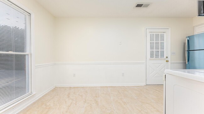 Building Photo - 6806 Cove Cir