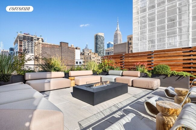 Building Photo - 215 W 28th St