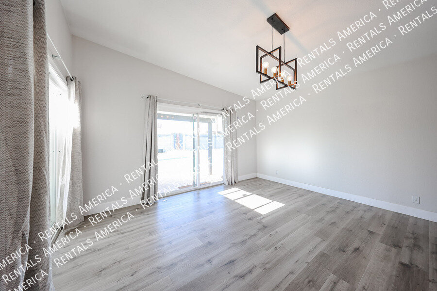 Building Photo - 2110 W Greenbriar Dr