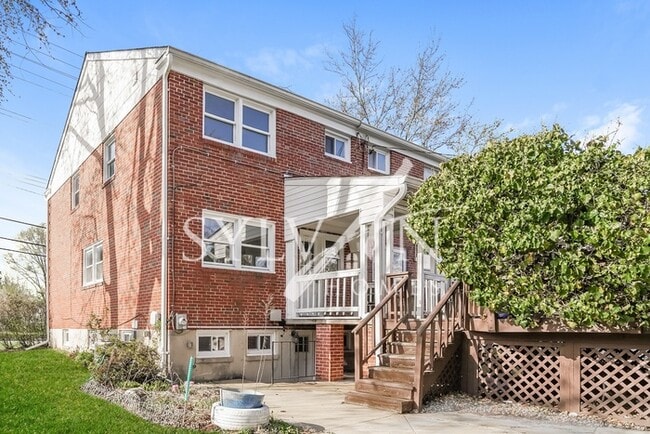 Building Photo - Updated 3 bedroom end unit townhome!