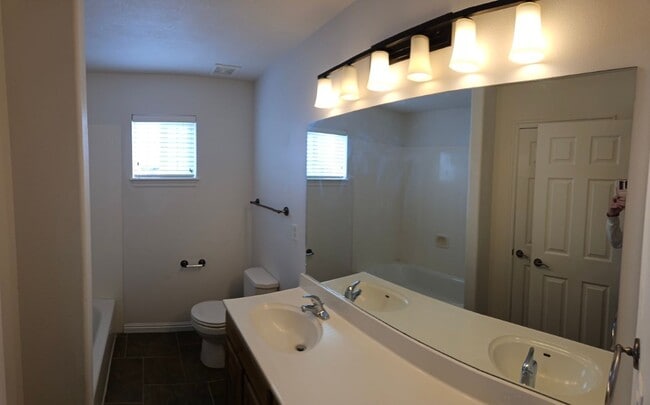 Building Photo - 3 bedroom Parkside Townhome!