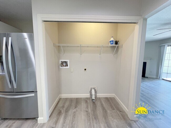 Building Photo - Stunning 3 Bedroom Townhome in Shalimar!