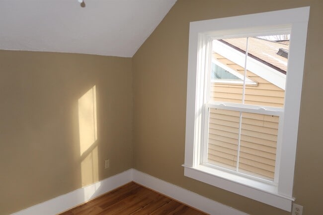 Building Photo - 5 Green St