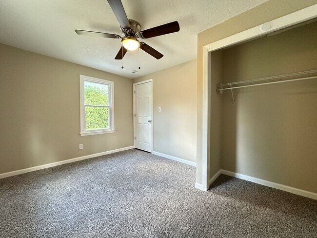 Building Photo - 3 Bedroom 1.5 Bathroom Finished Basement 2...