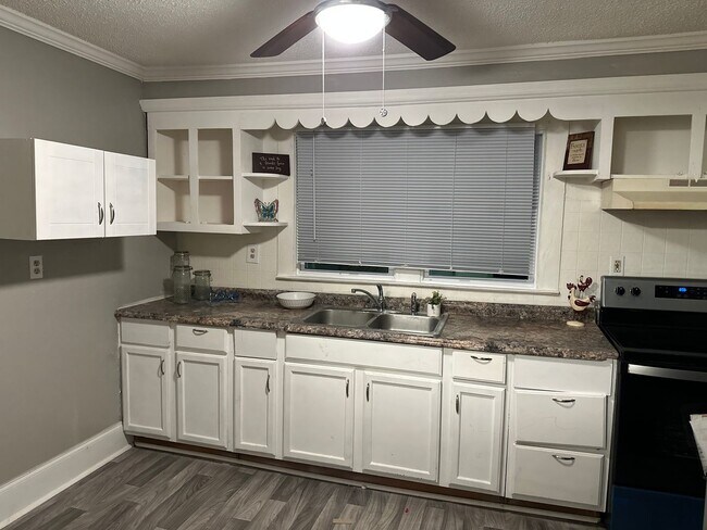 Building Photo - 2 Bed House! COMING SOON! DEPOSIT-FREE Renting option thru OBLIGO! Deposit Alternative available