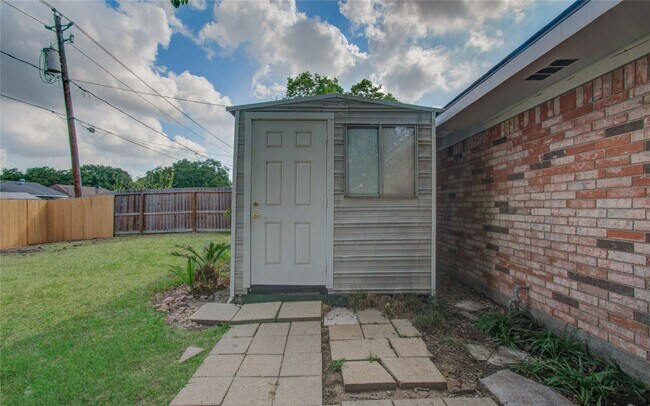 Building Photo - 1806 Cypress Dr
