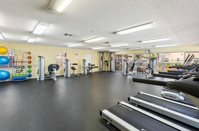 Building Photo - 8750 Royal Palm Blvd