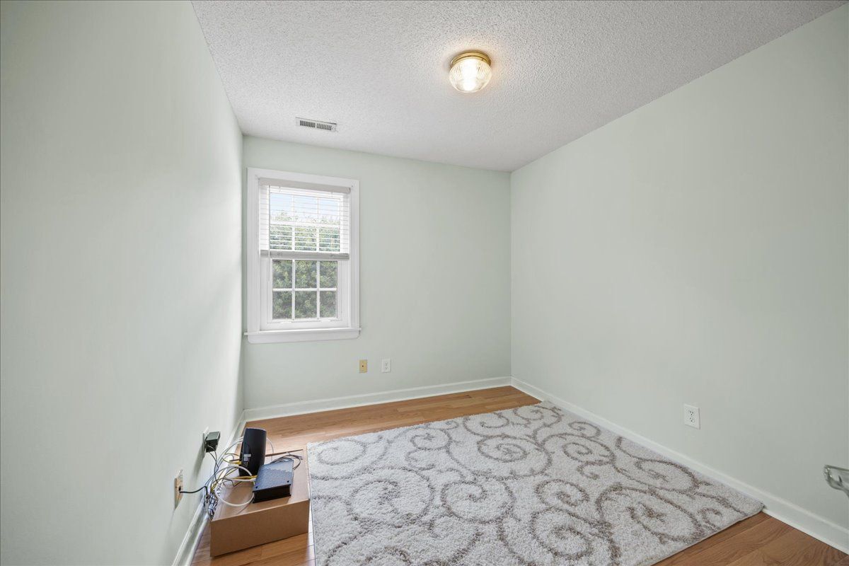 Building Photo - 1932 Stroll Cir