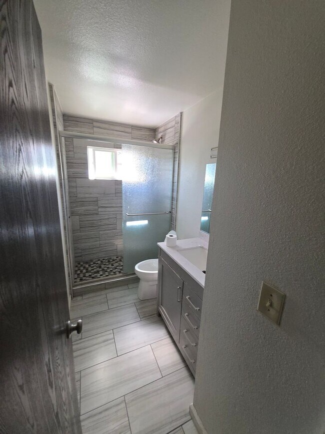 Building Photo - Welcome home to this beautifully updated 2-bedroom, 1-bath upstairs condo in a peaceful Auburn ne...