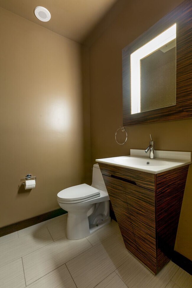 Building Photo - BEAUTIFUL WALDORF ASTORIA UNIT ON THE 34TH FLOOR!