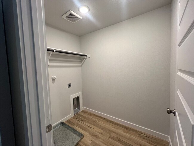 Building Photo - Charming 3/2.5 2 Story Home in Hiddenbrook