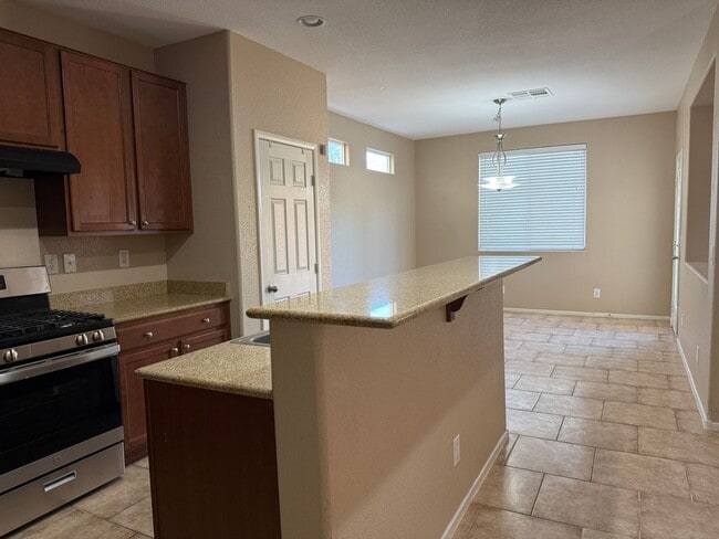 Building Photo - Spacious Living, Granite Counters, Great Location!