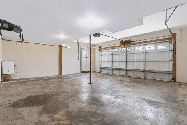 Building Photo - Flagstone Drive