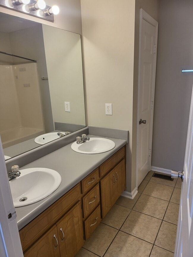 Building Photo - Large 3br 2ba with garage and privacy fence in Antioch, Tn