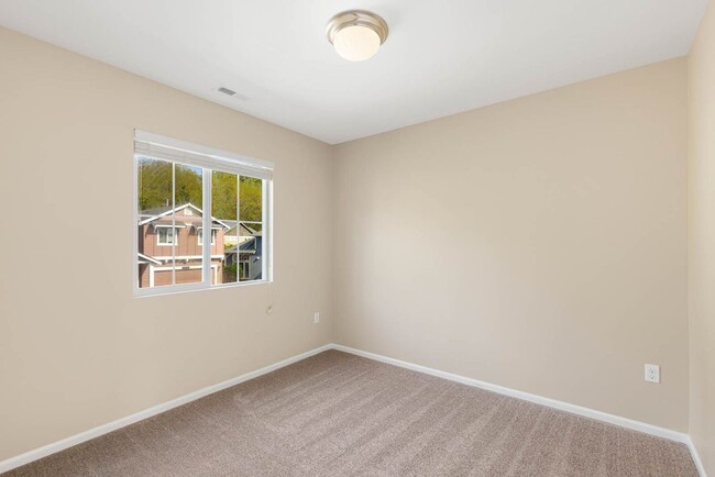 Building Photo - Centrally located 3 Bed/2-1/2 Bath Kenmore...