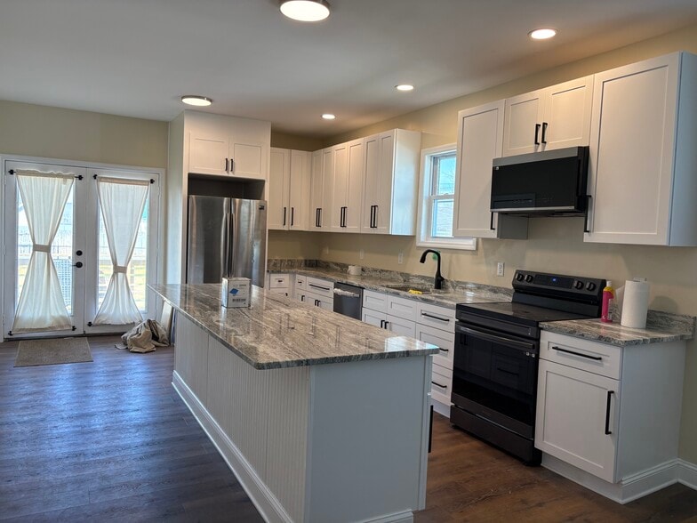 Building Photo - 214 Lamont St