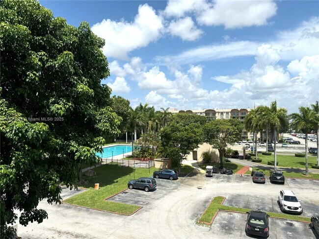 Building Photo - 9320 Fontainebleau Blvd