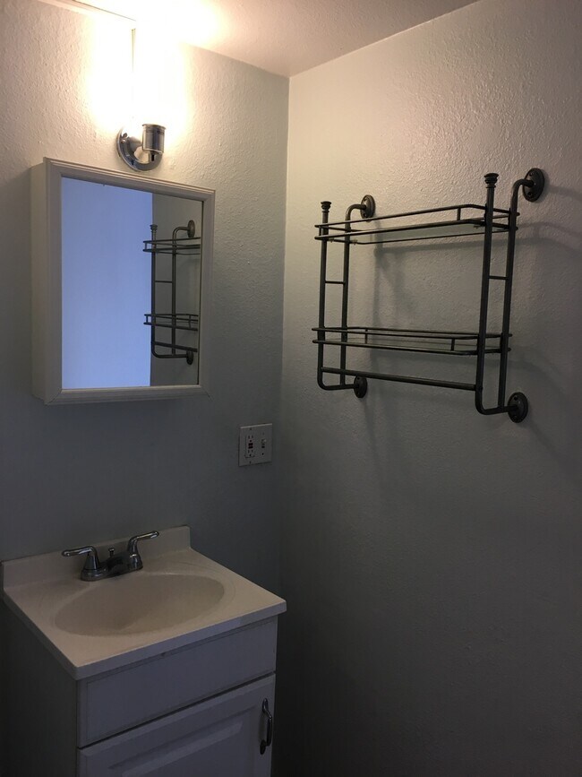 Building Photo - 1036 E 43rd St