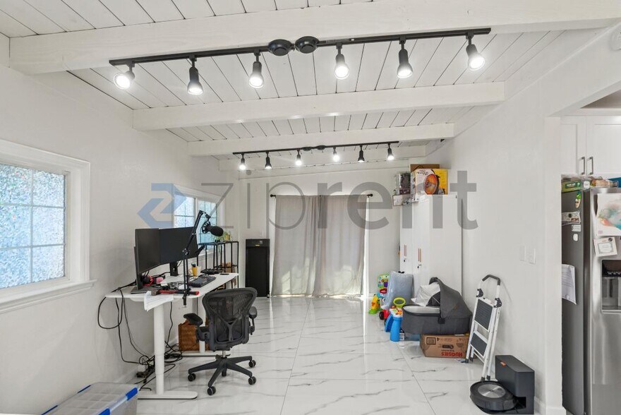 Building Photo - Unit