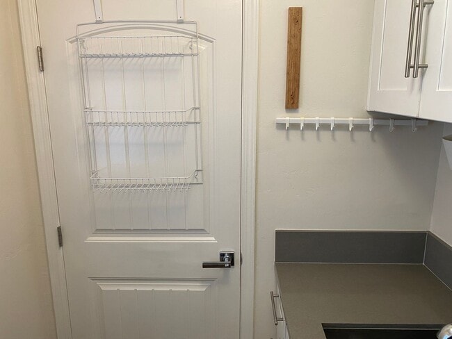 Building Photo - 3047.5 Macaulay St