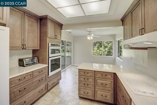 Building Photo - 3377 Rossmoor Pkwy