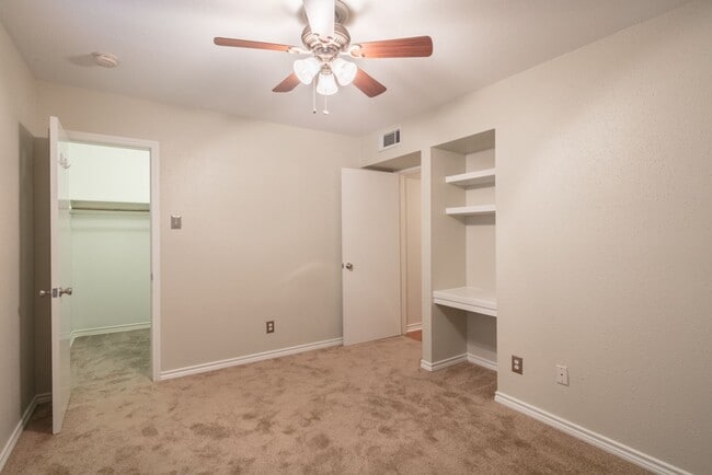 Building Photo - Condo Available for Rent!