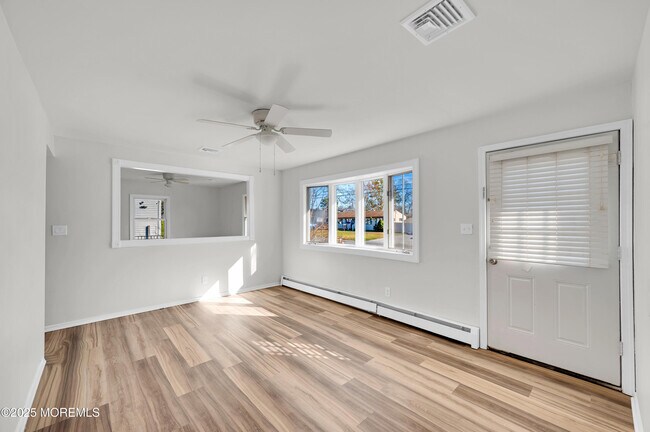 Building Photo - 251 Sprucewood Dr