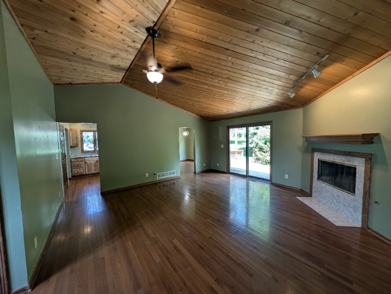 Building Photo - 1218 Point O'Woods Dr