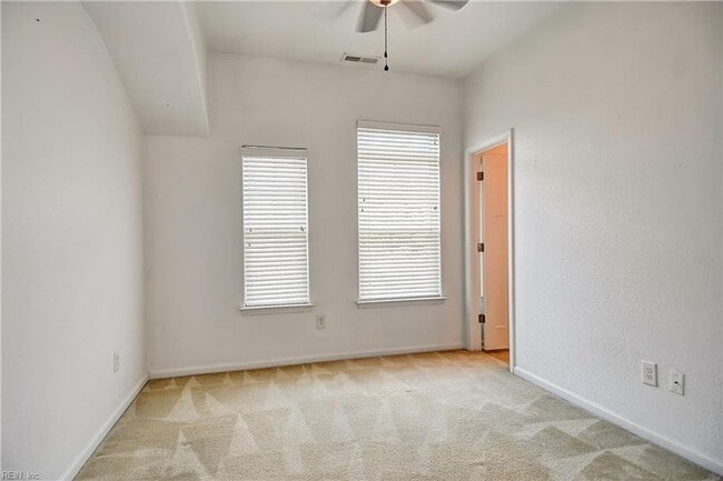 Building Photo - Three Story Condo near the Oceanfront