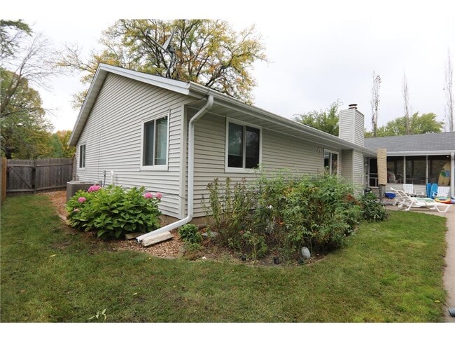 Building Photo - 3620 Saratoga Ln N