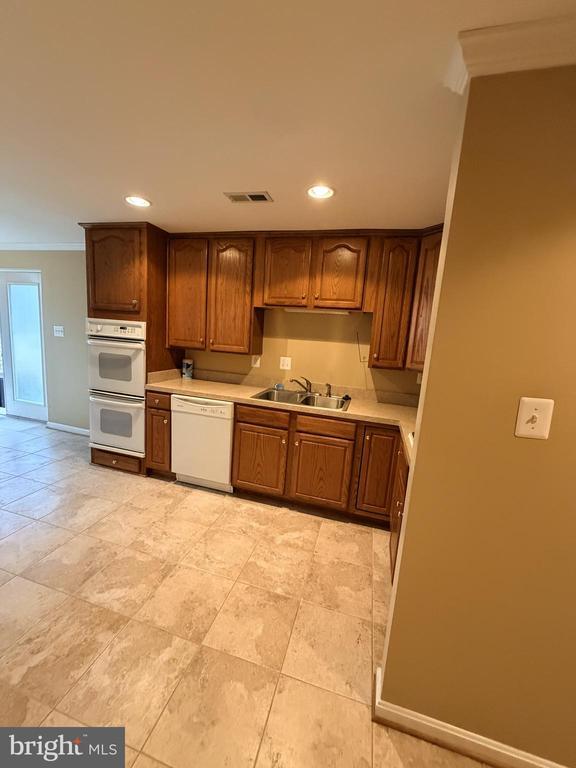 Building Photo - 8050 Settle Ct