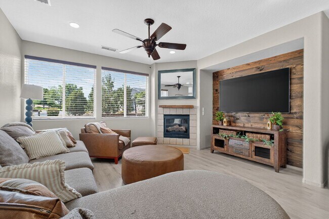 Building Photo - Amazing 5-Bedroom, 2.5-Bath Two Story Home in Stoneridge, PV