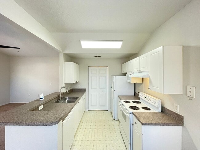 Building Photo - 1 Bedroom / 1 Bath Condo in Gated Community, Available Now!