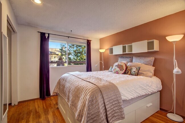 Building Photo - Bellevue Home
