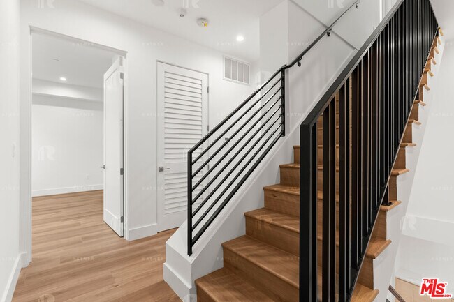 Building Photo - 1541 1/2 Hi Point St